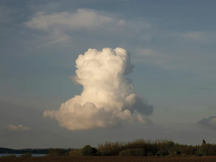 Wolken, die über der Landschaft schweben