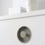 DIPO runder Einlassgriff aus Zamak mit minimalistischem Design in eine moderne Schrankfront integriert.