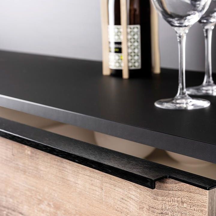LINEAR 20,5 aluminium profile handle with sleek minimalist edge design mounted on a contemporary cabinet door.