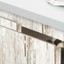 GRADA verdeckter Aluminiumgriff nahtlos in eine moderne Schranktür mit minimalistischem Design integriert.