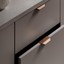 VANN Aluminium-Profilgriff mit klaren, geraden Linien, bündig in eine moderne Möbelfront integriert.