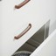 ORION Zamak-Bügelgriff mit neoklassischem Vintage-Design an einer modernen Schubladenfront montiert.