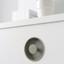 DIPO runder Einlassgriff aus Zamak mit minimalistischem Design in eine moderne Schrankfront integriert.