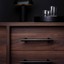 HINOKI Aluminiumgriff mit minimalistischem asiatisch inspiriertem Design an einer modernen Schubladenfront montiert.