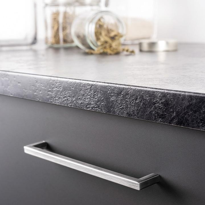 U Zamakgriff mit geradlinigem minimalistischem Design an einer modernen Schubladenfront montiert.