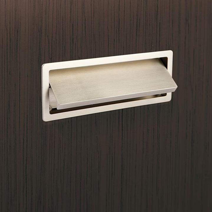 RASO Einlassgriff aus Zamak mit schlichtem, linearem Design, bündig in eine moderne Möbelfront eingelassen.