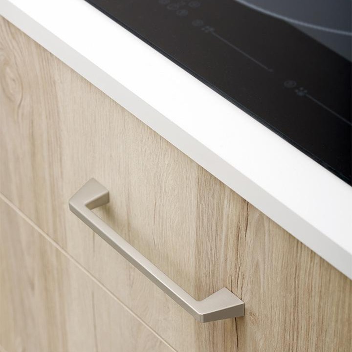 KADO Zamakgriff mit geradlinigem, ergonomischem Design an einer modernen Möbelschublade montiert.
