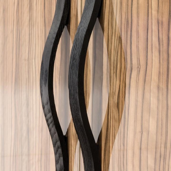 CALIN Eschenholzgriff mit gebürsteter, strukturierter Oberfläche, horizontal an einer rustikalen Möbelschublade montiert.