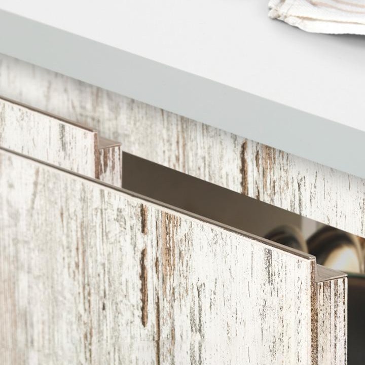 GRADA verdeckter Aluminiumgriff nahtlos in eine moderne Schranktür mit minimalistischem Design integriert.
