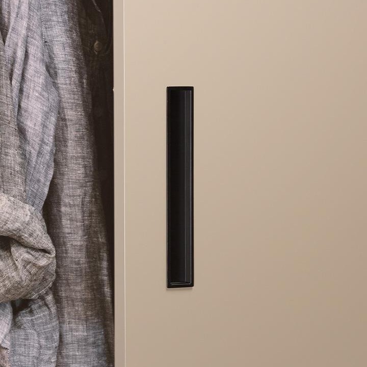 CUBIC Einlassgriff aus Zamak mit minimalistischem linearem Design bündig in eine moderne Schiebetür integriert.