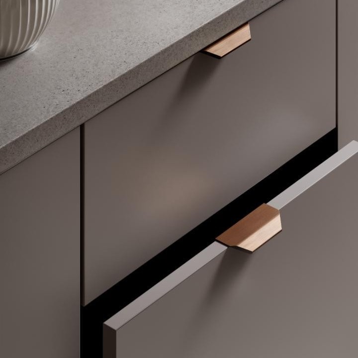 VANN Aluminium-Profilgriff mit klaren, geraden Linien, bündig in eine moderne Möbelfront integriert.