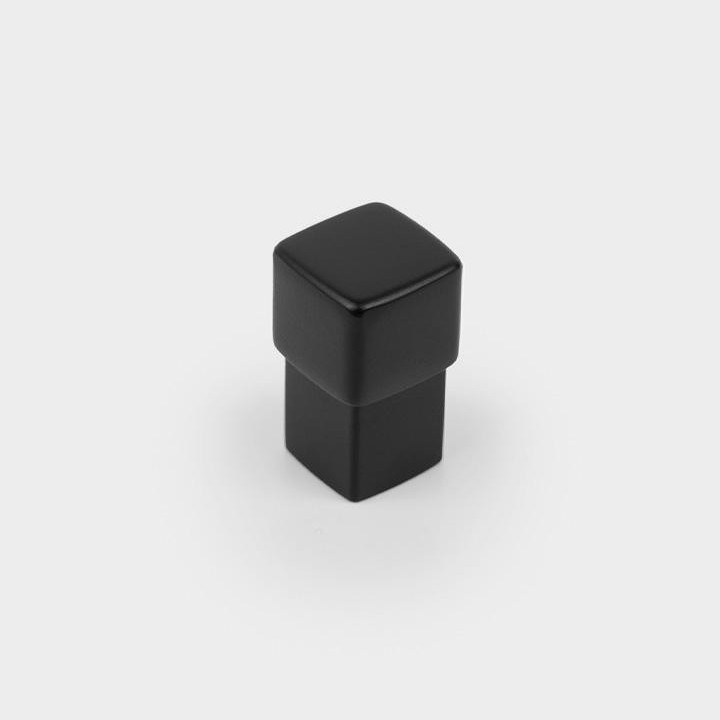 BOXX Zamakknopf mit geometrischem Würfeldesign an einer modernen Schubladenfront montiert.