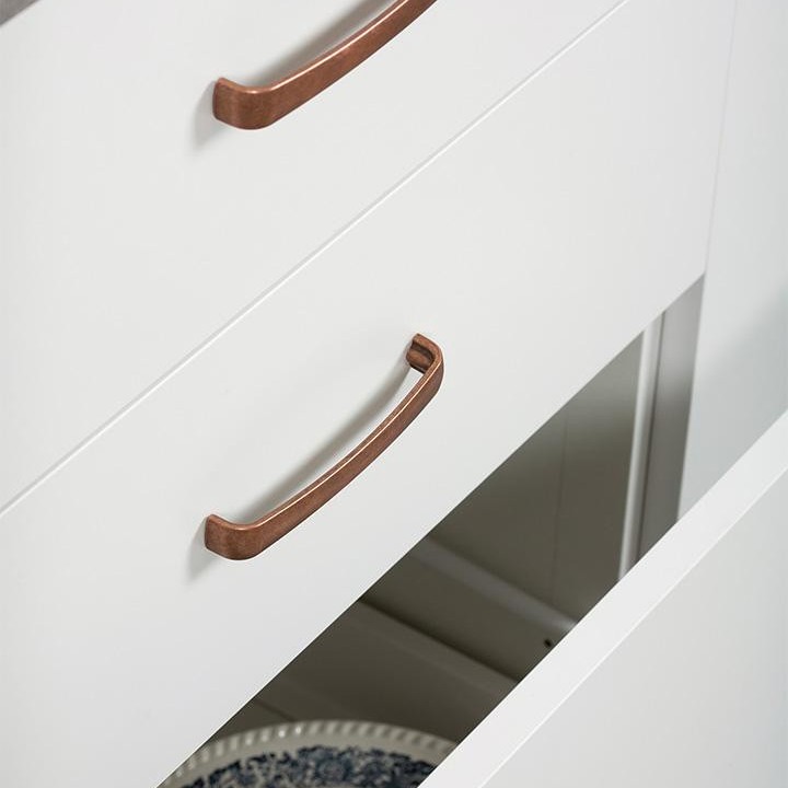 ORION Zamak-Bügelgriff mit neoklassischem Vintage-Design an einer modernen Schubladenfront montiert.