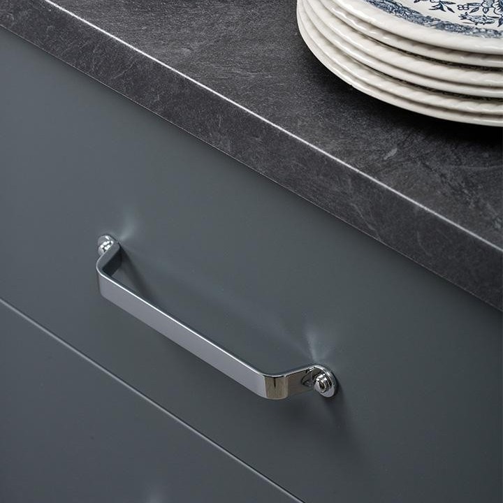 BUTTON Zamakgriff mit Vintage- und industriellem Design an einer modernen Schubladenfront montiert.