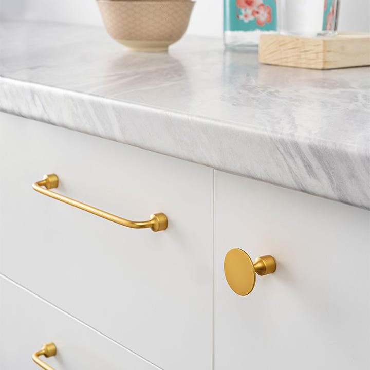 FLOID Zamakgriff mit minimalistischem Vintage-Design an einer modernen Schubladenfront montiert.