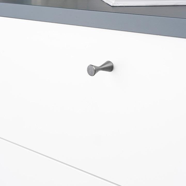 DIABOLO Möbelknopf aus Aluminium mit minimalistischem Zylinderdesign in Messing, Schwarz, Grau oder Edelstahloptik gebürstet.