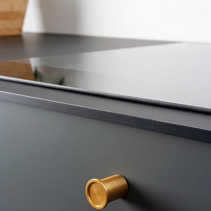 ROUND Aluminiumknopf mit minimalistischem zylindrischem Design an einer modernen Schubladenfront montiert.