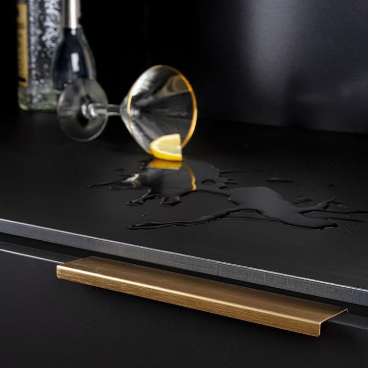 WAY Aluminium-Profilgriff mit geradlinigem, minimalistischem Design an einer modernen Möbelschublade montiert.