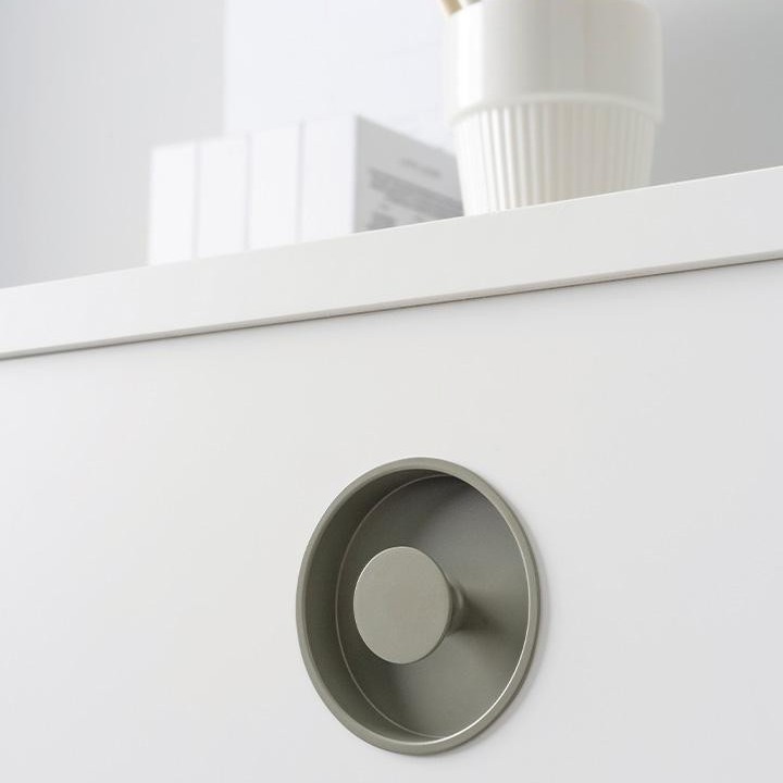 DIPO runder Einlassgriff aus Zamak mit minimalistischem Design in eine moderne Schrankfront integriert.