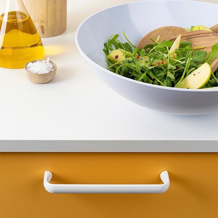 MIIG Zamakgriff mit minimalistischem modernem Design an einer modernen Schubladenfront montiert.