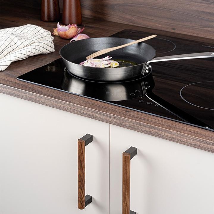 ETO Griff aus Holz und Aluminium mit minimalistischem skandinavischem Design an einer modernen Schubladenfront montiert.