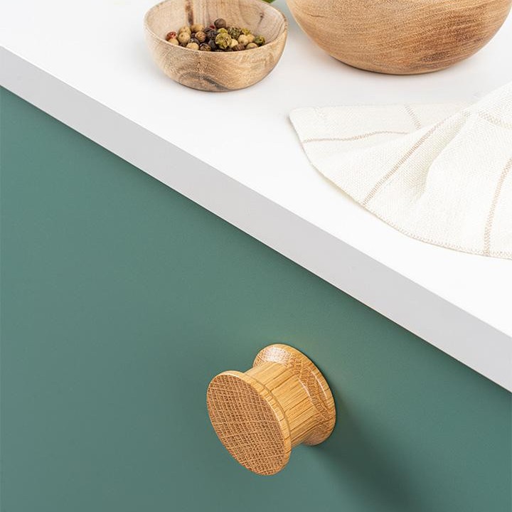 OH Holzknopf mit zylindrischem skandinavischem Design an einer modernen Schubladenfront montiert.