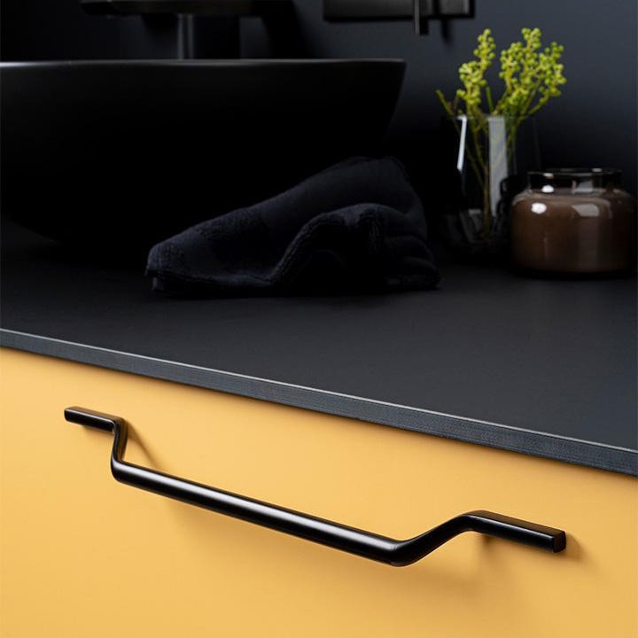 VALLEY Zamakgriff mit minimalistischem V-förmigem schlankem Design an einer modernen Schubladenfront montiert.