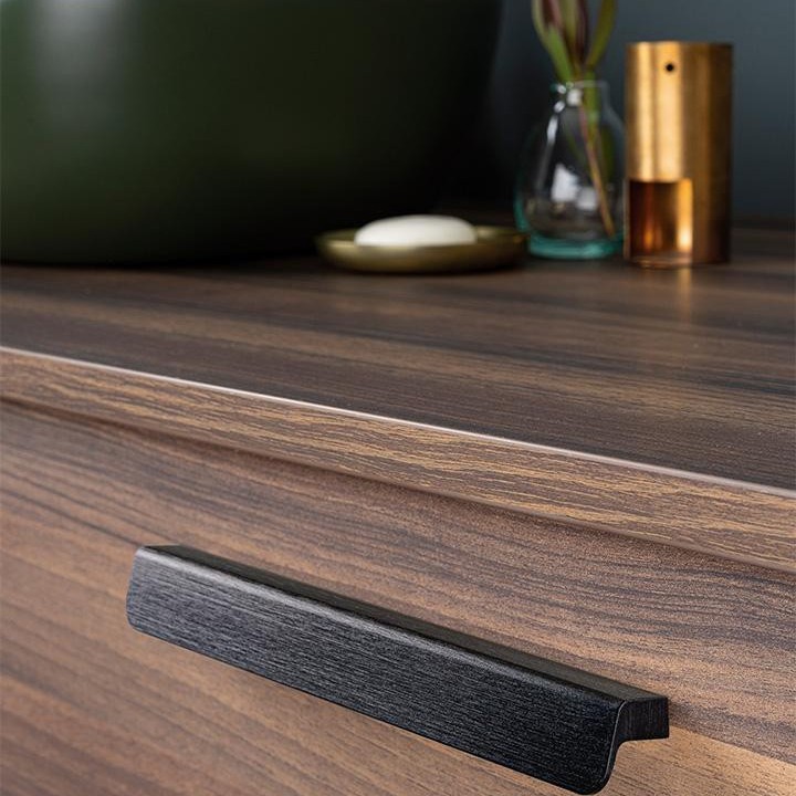 FLAPP Aluminiumgriff mit schlankem ergonomischem Profil an einer modernen Küchenschublade montiert.