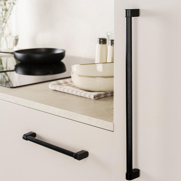 LINKK Aluminiumgriff mit schwebendem minimalistischem Design an einer modernen Küchenschubladenfront montiert.