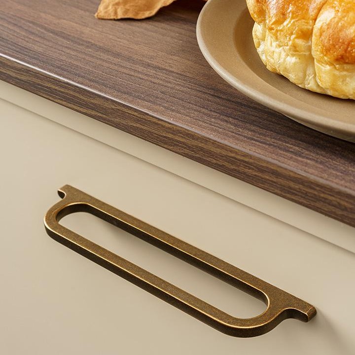 OMEGA Zamakgriff mit sanft gerundetem, minimalistischem Profil an einer modernen Möbelschublade montiert.