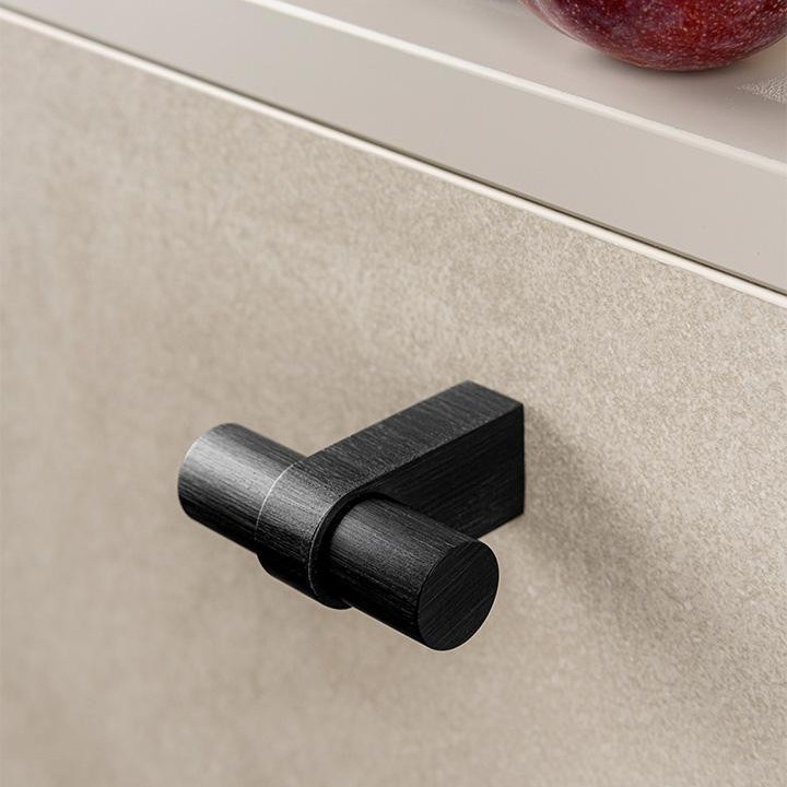 NOBB Aluminiumgriff mit klassisch abgerundetem Profil an einer modernen Schranktür montiert.