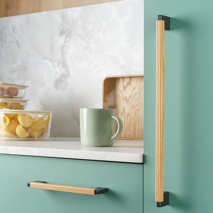 DUO MINI Griff aus Aluminium und Holz mit quadratischem, minimalistischem Profil an einer modernen Möbelschublade.