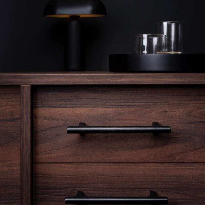 HINOKI Aluminiumgriff mit minimalistischem asiatisch inspiriertem Design an einer modernen Schubladenfront montiert.