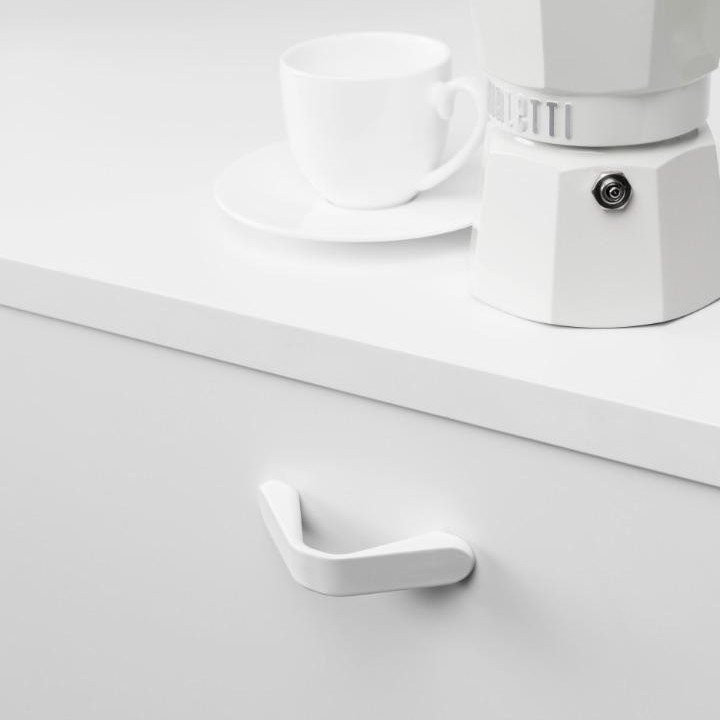 DROPP Aluminiumgriff mit geometrischem, gefaltetem Profil und ergonomischem Design an einer modernen Möbelschublade.