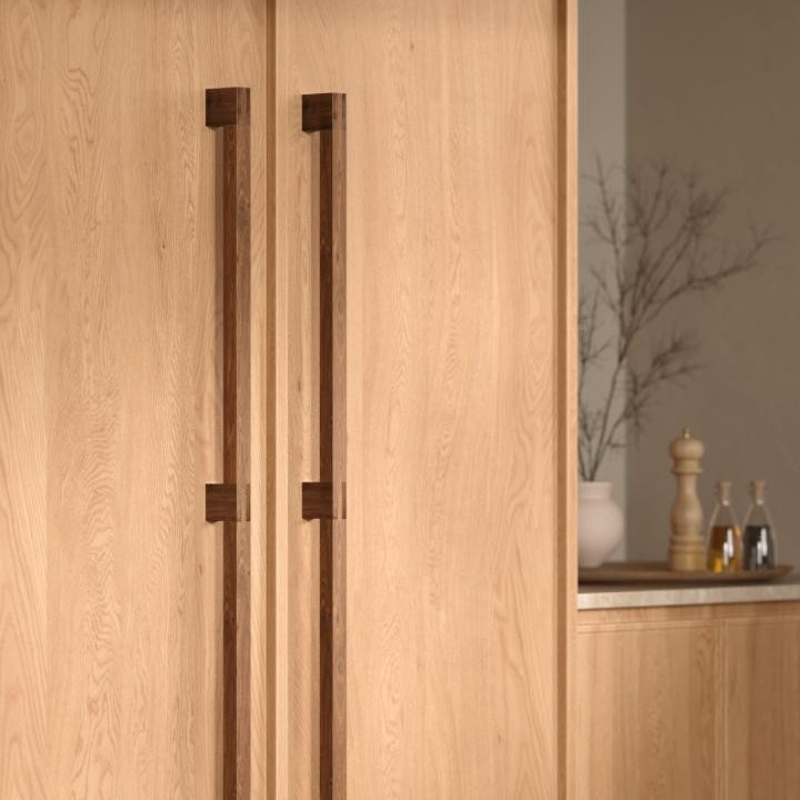 HAKO BIG 1SS Massivholzgriff mit quadratischem, minimalistischem Profil an einer modernen Schranktür montiert.