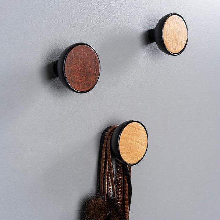 BOL Möbelknopf in Mattschwarz mit Eiche, Walnuss oder Mattweiß Einsatz in schalenförmigem Design.