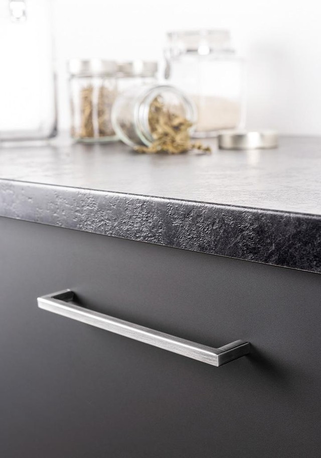 U Zamakgriff mit geradlinigem minimalistischem Design an einer modernen Schubladenfront montiert.