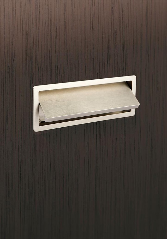RASO Einlassgriff aus Zamak mit schlichtem, linearem Design, bündig in eine moderne Möbelfront eingelassen.