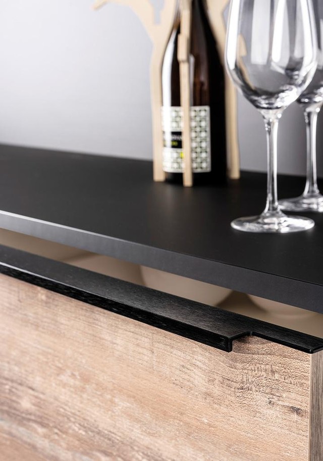LINEAR 19 aluminium profile handle with minimalist edge design mounted on a contemporary cabinet door.