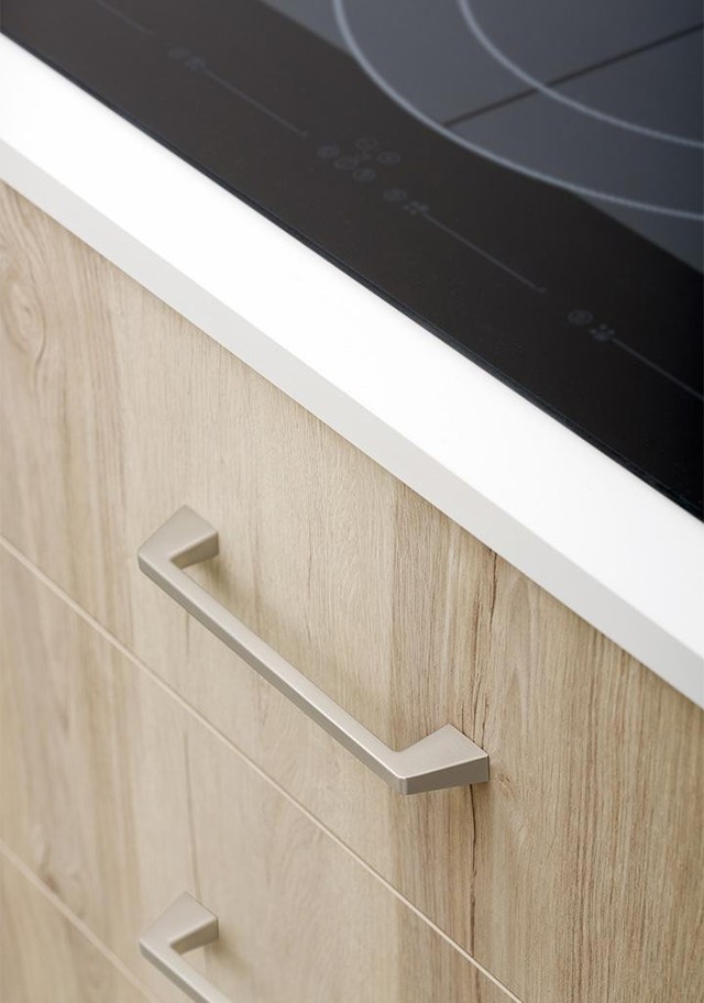 KADO Zamakgriff mit geradlinigem, ergonomischem Design an einer modernen Möbelschublade montiert.