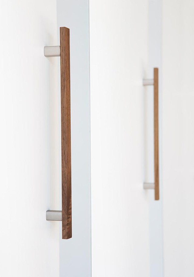 ARA Möbelgriff aus Aluminium und Holz für Schränke und Schubladen im modernen Design