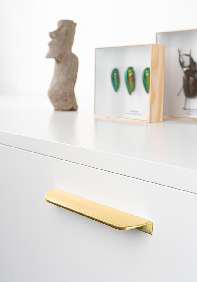 NICK Zamakgriff und passender Knopf mit sanftem modernem Design an einer modernen Schubladenfront montiert.