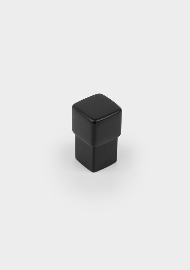 BOXX Zamakknopf mit geometrischem Würfeldesign an einer modernen Schubladenfront montiert.