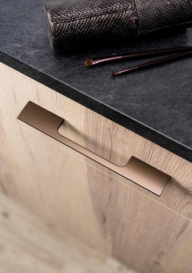 PEAK Aluminiumgriff mit minimalistischem linearem Design an einer modernen Küchenschubladenfront montiert.