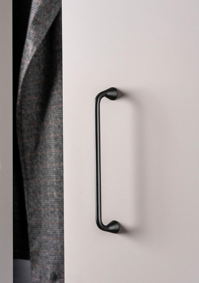 BELLA Zamakgriff mit abgerundetem industriellem Design an einer modernen Schubladenfront montiert.