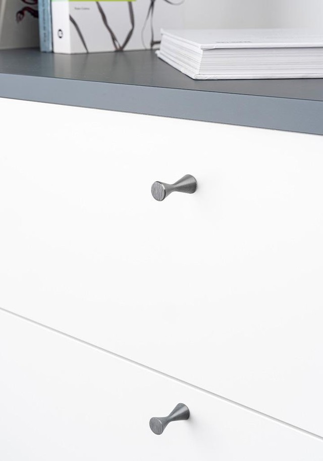 DIABOLO Möbelknopf aus Aluminium mit minimalistischem Zylinderdesign in Messing, Schwarz, Grau oder Edelstahloptik gebürstet.