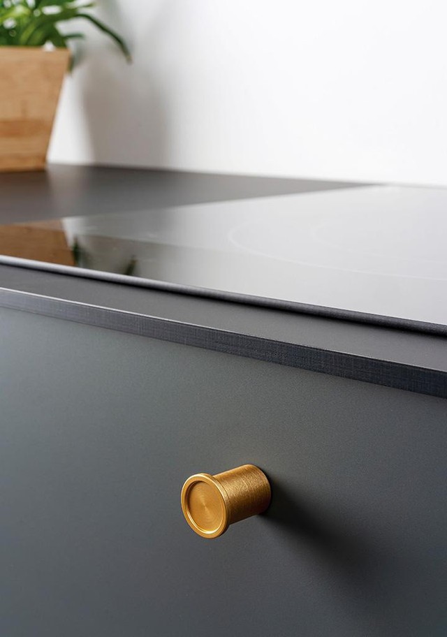 ROUND Aluminiumknopf mit minimalistischem zylindrischem Design an einer modernen Schubladenfront montiert.