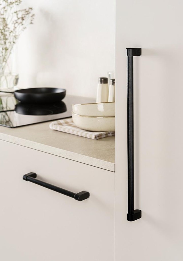 LINKK Aluminiumgriff mit schwebendem minimalistischem Design an einer modernen Küchenschubladenfront montiert.