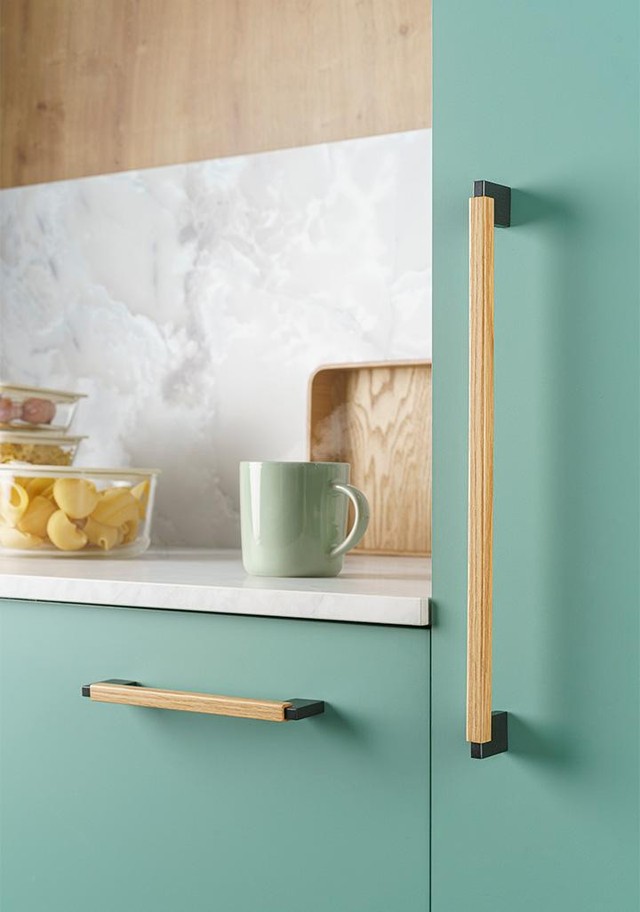 DUO MINI Griff aus Aluminium und Holz mit quadratischem, minimalistischem Profil an einer modernen Möbelschublade.