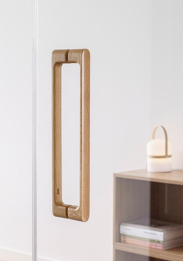 LUV WOOD BIG BB Massivholzgriff mit sanft geschwungenem Design an einer modernen Schranktür montiert.